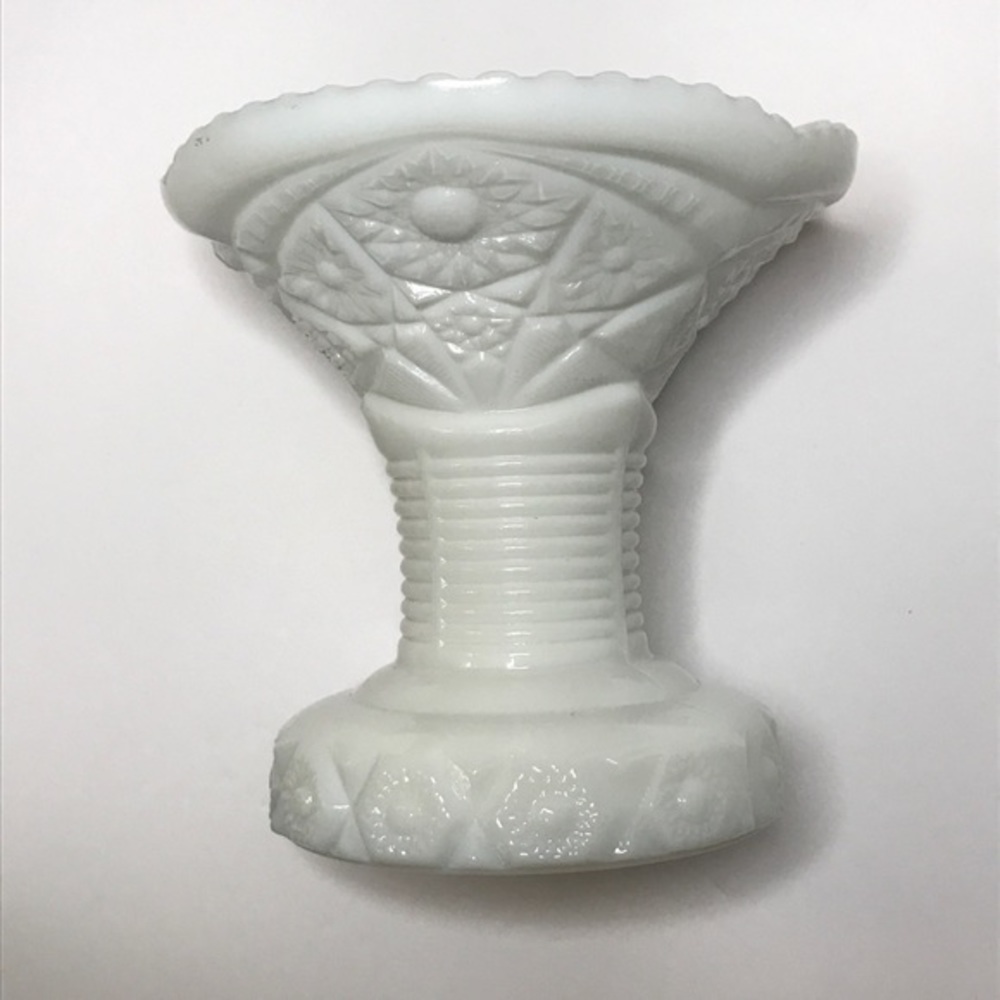 Milk Glass White 5.5" Flower Vase Scallop Ruffle Rim Footed‎